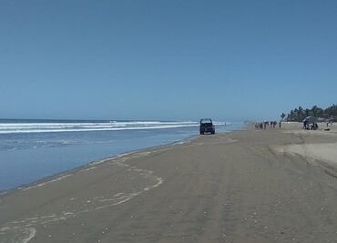 Rescatan a 6 turistas jalados mar adentro por fuerte oleaje en playas de Mazatlán; uno es de origen asiático