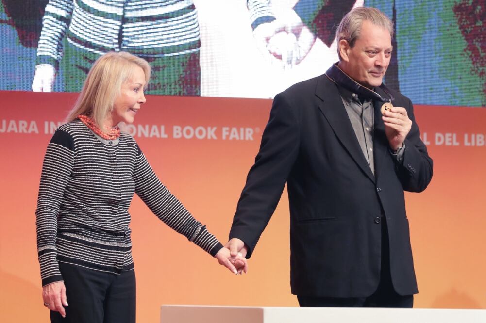 Silvia Lemus entregó la Medalla Carlos Fuentes a Paul Auster luego de que el narrador dictara su conferencia (JUAN BOITES. EL UNIVERSAL)