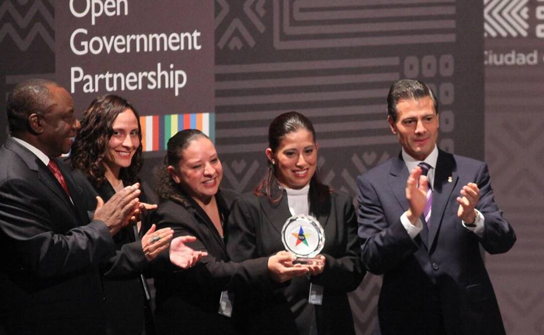 Reconocimiento al primer lugar, junto al presidente Enrique Peña Nieto. FOTO: Lucía Godínez