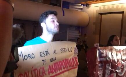 Protestan durante ponencia en México de juez de Lava Jato