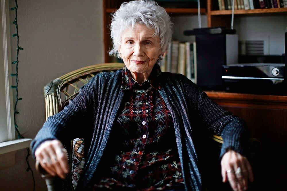 En 2013, el Premio Nobel de Literatura fue para Alice Munro, cuyos relatos están poblados por mujeres fuertes, ocultas bajo una apariencia apacible, situadas en escenarios rurales. Foto: de Chad Hipolito/The Canadian Press vía AP, archivo