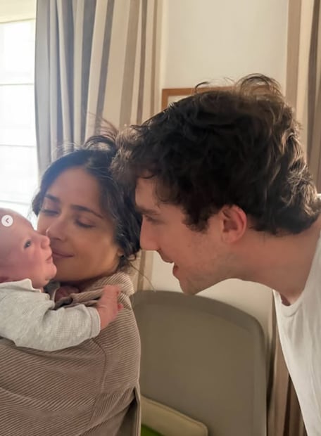 Con este nacimiento, la actriz mexicana se ha estrenado oficialmente como "abuela" (o abuelastra) a sus 59 años. De hecho, Lara Cosima compartió imágenes familiares en las que se ve a Salma sosteniendo felizmente al recién nacido en sus brazos.