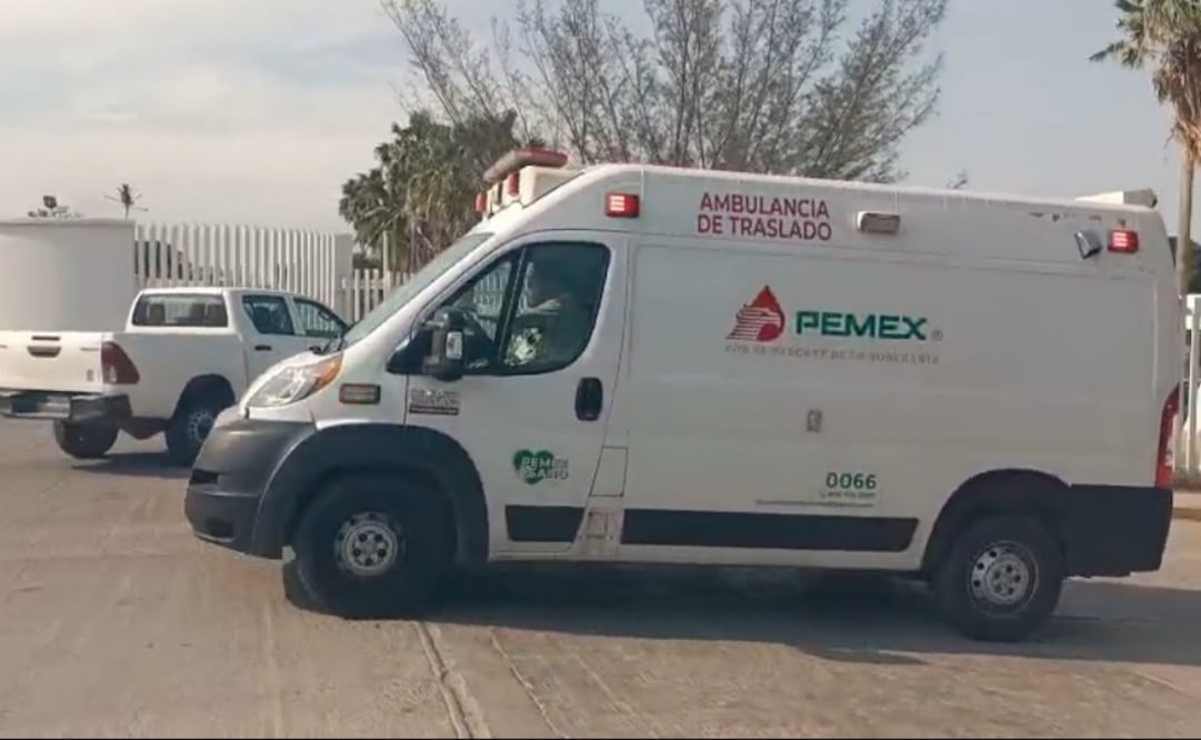 Trasladan a CDMX a dos lesionados en la explosión en la refinería de Salina Cruz; ambos tienen quemaduras considerables.
Foto: Especial.