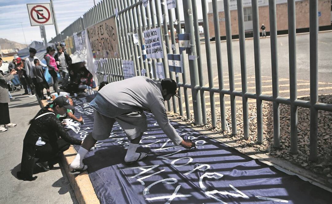 Sobre veladoras de colores, migrantes y colectivos escribieron los nombres de los 40 migrantes que murieron el lunes 27 de marzo durante un incendio en el edificio del INM, en Ciudad Juárez. Foto: Christian Torres/ EL UNIVERSAL