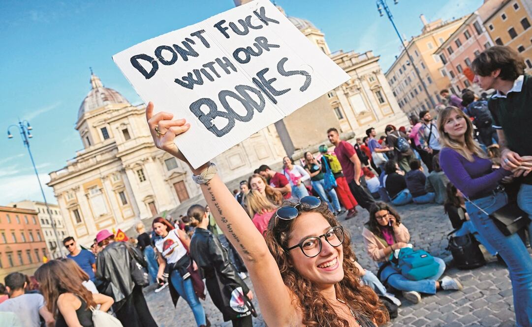 Una mujer sostiene una pancarta en favor del aborto, durante una manifestación. Italianos temen que, con Meloni, la lucha feminista sufrirá retrocesos.