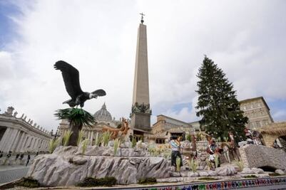 Llega a la plaza de San Pedro el abeto de Navidad del Vaticano; su tala generó polémica