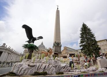 Llega a la plaza de San Pedro el abeto de Navidad del Vaticano; su tala generó polémica