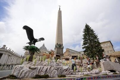 Llega a la plaza de San Pedro el abeto de Navidad del Vaticano; su tala generó polémica