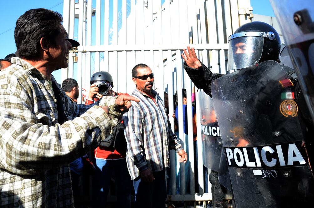 Familiares de presos discuten con elementos de seguridad frente al Centro Penitenciario de Topo Chico tras un enfrentamiento entre reos (XINHUA)