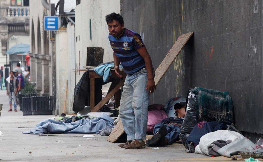 Como publicó EL UNIVERSAL, unos 35 indigentes han tomado la acera de Artículo 123, entre Balderas y Humboldt. /Ariel Ojeda - EL UNIVERSAL