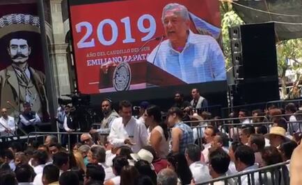 Dos estudiantes interrumpen evento de AMLO; piden solución a huelga en Chapingo