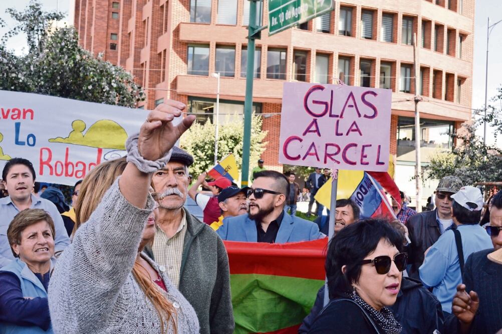 Ecuatorianos se manifestaron ayer en Quito a favor y en contra de la sentencia aplicada al vicepresidente sin funciones, Jorge Glas, por corrupción (DANIELA BRIK. EFE)