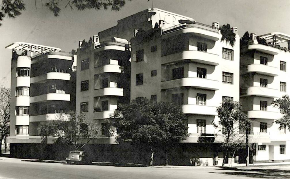 El edificio ACRO construido en 1937 por Francisco J. Serrano, ubicado en avenida Insurgentes, colonia Roma. El nombre "ACRO" es la conjunción de las primeras letras de los apellidos de los dueños: Acuña y Rodríguez. Colección Particular.