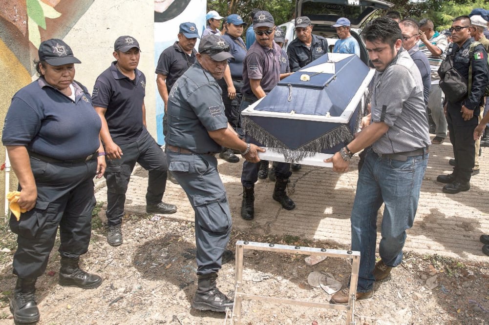Policías, amigos de Juan Jiménez, con los que convivió 18 años, no se separan del féretro de los colores de la corporación. (CRISTOPHER ROGEL BLANQUET. EL UNIVERSAL)