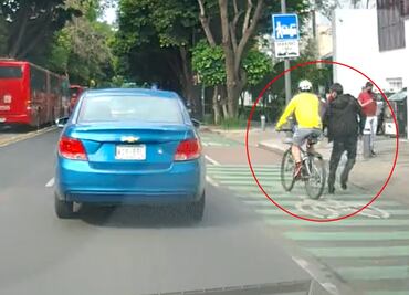 VIDEO. Ciclista "asusta" a transeúnte por caminar en pista; usuarios lo tunden en redes