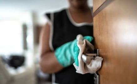 El truco para evitar el polvo sobre los muebles; descubre el secreto mejor guardado en el mundo de la limpieza