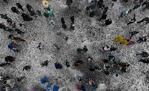 Entre espuma y futbol; la Glorieta del Ahuehuete se tiñe de blanco previo al partido México vs Inglaterra.
Foto: Diego Prado / EL UNIVERSAL