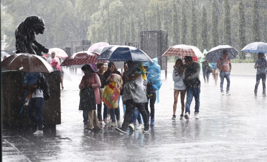 Familias caminan bajo la lluvia en las inmediaciones del bosque de Chapultepec (Foto: Yadín Xolalpa / EL UNIVERSAL)