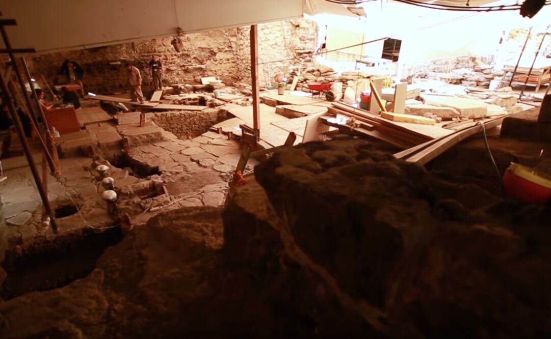 Estaban colocadas 23 insignias de lámina de oro que aluden a la guerra librada entre el Dios Huitzilopochtli y su hermana la Diosa Coyolxauhqui. Foto: Captura de pantalla de INAH TV