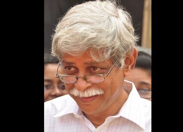 Condenan a cadena perpetua a un hombre que apuñaló a un escritor de ciencia-ficción en Bangladés