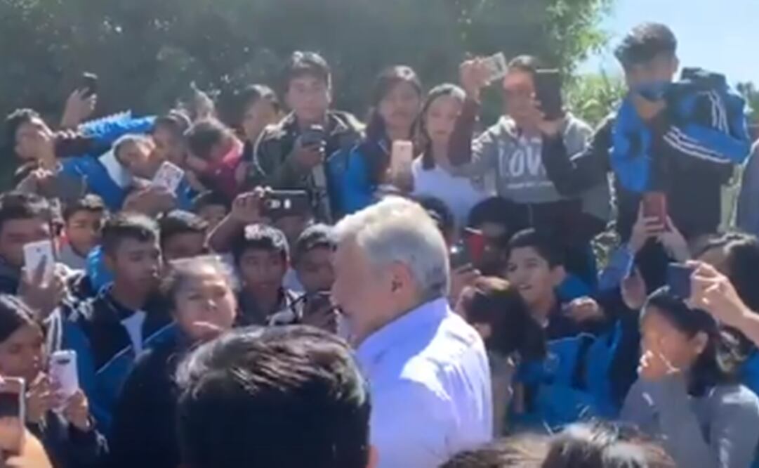 El presidente Andrés Manuel López Obradorm antes de llegar a Tlapa. Foto: Captura de pantalla