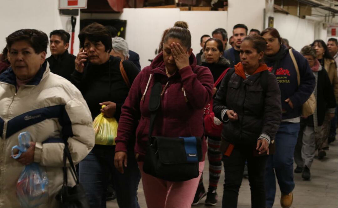 Debido a la desesperación, los empleados hacen largas filas para poder abandonar las instalaciones de San Lázaro. FOTO: CARLOS MEJÍA ROSAS | EL UNIVERSAL
