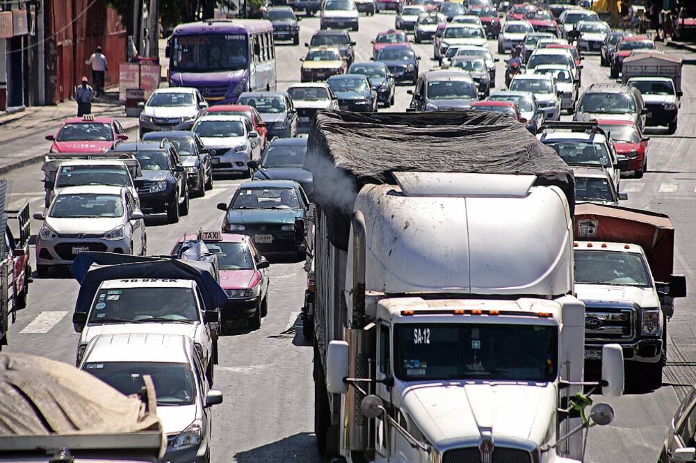Un camión de la basura de la Ciudad de México deja una estela de humo negro, obligando a los automovilistas de los costados a cerrar sus cristales; no obstante debieron soportar por varios minutos el calor que se intensificó (ALEJANDRO ACOSTA)
