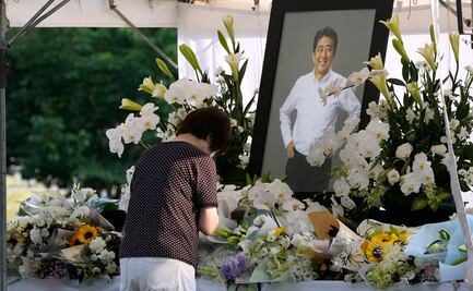 Centenares de personas y políticos expresan su respeto a Shinzo Abe en velorio