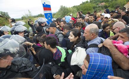 Hungría levanta puerta de acero en frontera con Croacia