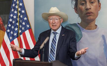 Ken Salazar reconoce a Fernando Valenzuela; “abrió la puerta a beisbolistas mexicanos”, afirma