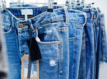 Cómo hacer más grande la ropa de mezclilla