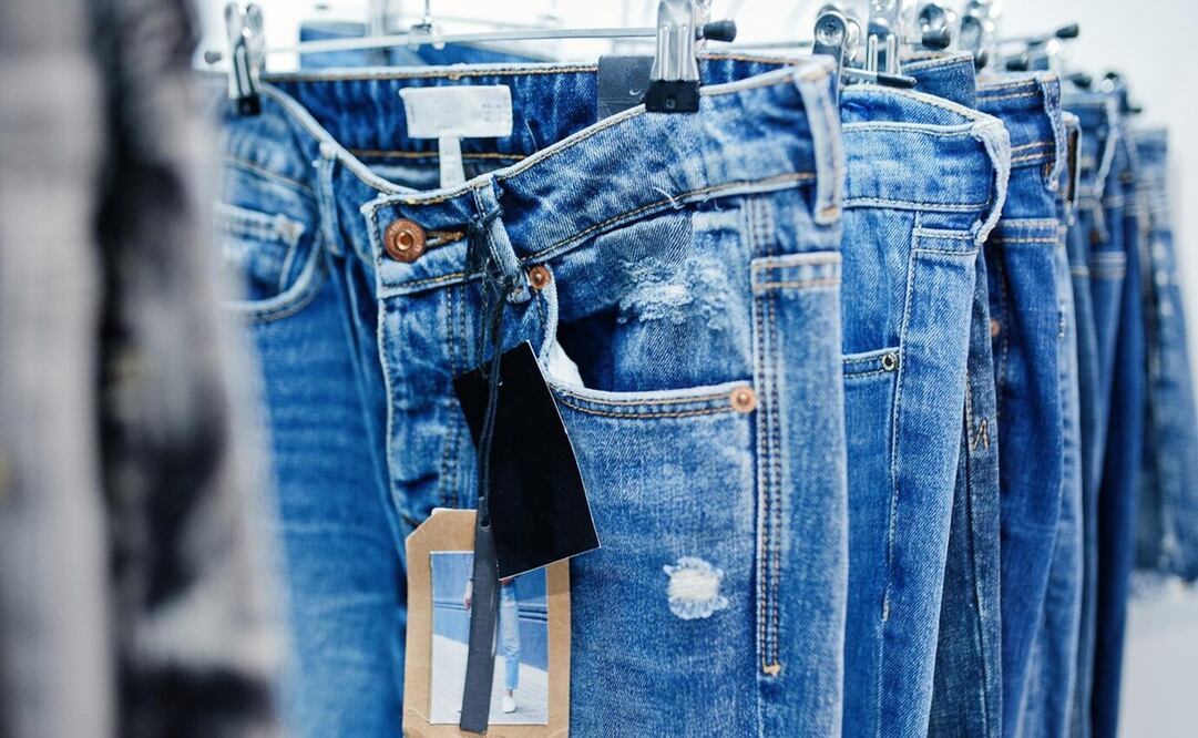 La reducción de la mezclilla ocurre por las fibras de algodón y los procesos de lavado. Foto: Freepik