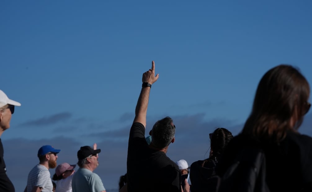 Personas en EE.UU. celebran y siguen con expectativa el amerizaje de Artemis II; misión marca regreso tripulado lunar. Foto: AP.