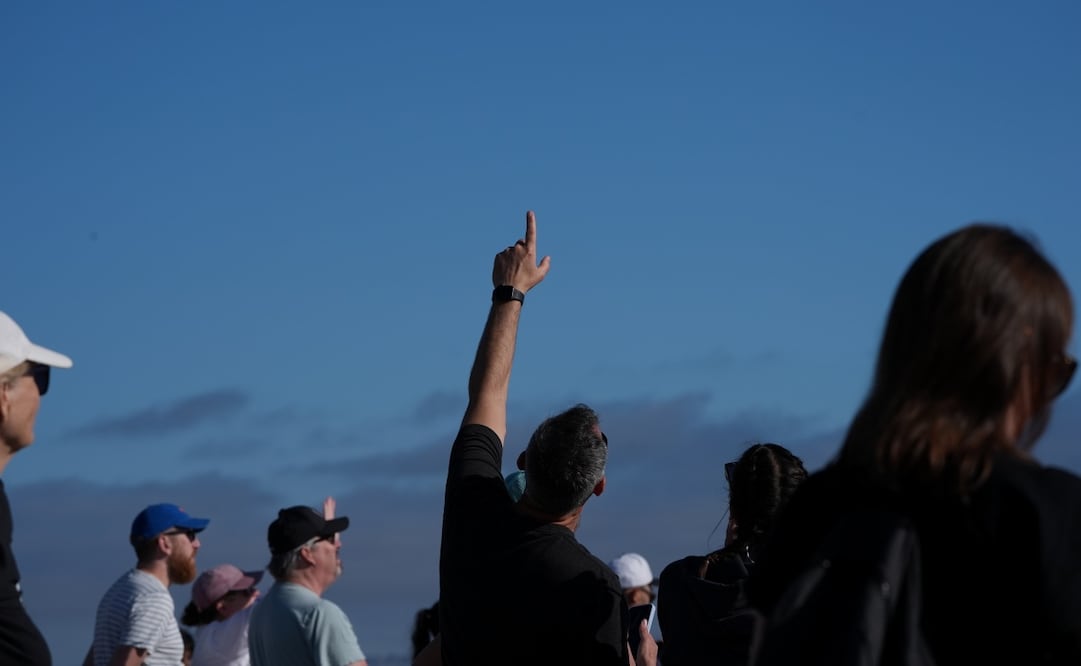 Personas en EE.UU. celebran y siguen con expectativa el amerizaje de Artemis II; misión marca regreso tripulado lunar