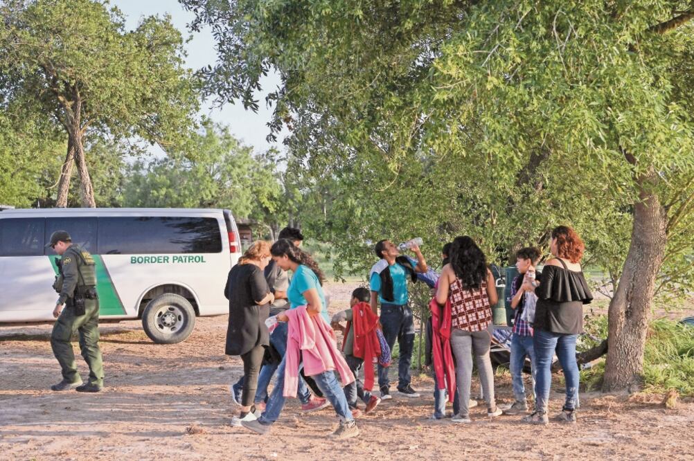 Migrantes centroamericanos quienes cruzaron a EU por el río Grande al entregarse a la Patrulla Fronteriza, en Los Ebanos, Texas. Foto/LOREN ELLIOTT. REUTERS