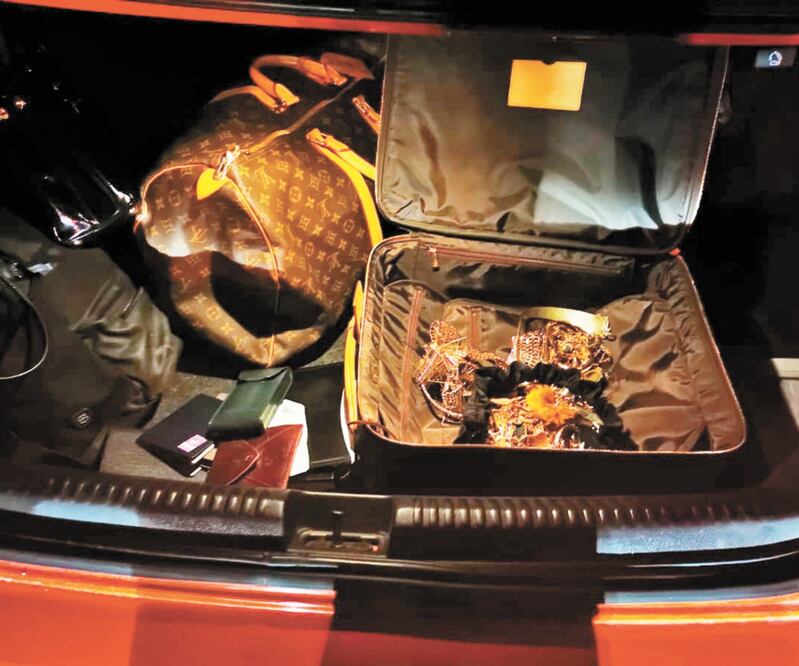 Cuatro hombres trataron de huir en un auto rojo con distintos objetos robados de una casa ubicada en la colonia Lomas de Reforma. ESPECIAL