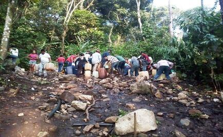 Pobladores de Veracruz saquean combustible de toma clandestina