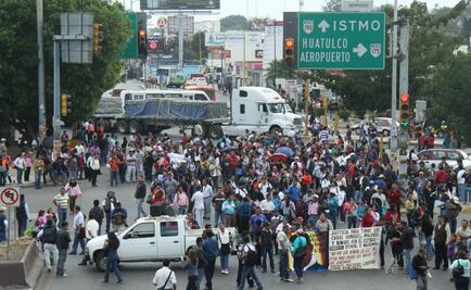 Sección 22 marcha en Oaxaca; bloquea cruceros
