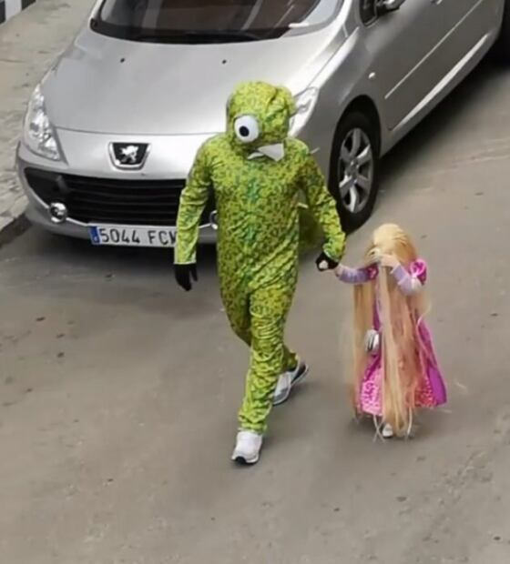 Padre e hija salen a tirar la basura disfrazados y se vuelven virales 