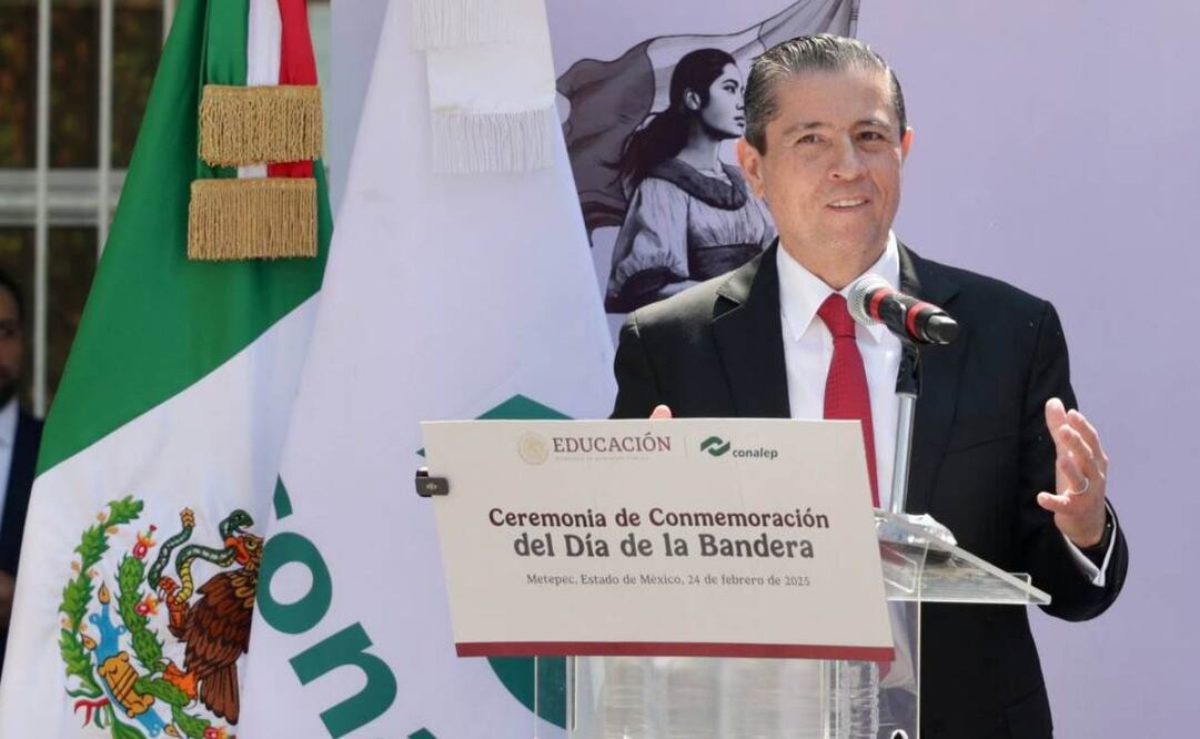 Giovani Gutiérrez encabezó la Ceremonia Cívica en conmemorativa en el jardín Hidalgo. (24/02/2025) Foto:Especial