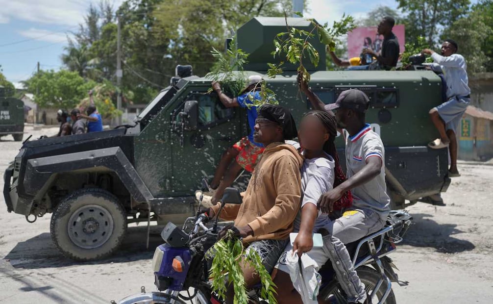 Residentes de Cité Soleil celebran la llegada de vehículos blindados de la policía durante una protesta para exigir que los agentes vayan a combatir a las pandillas que controlan su barrio, en Puerto Príncipe. (14/05/26) Foto: AP