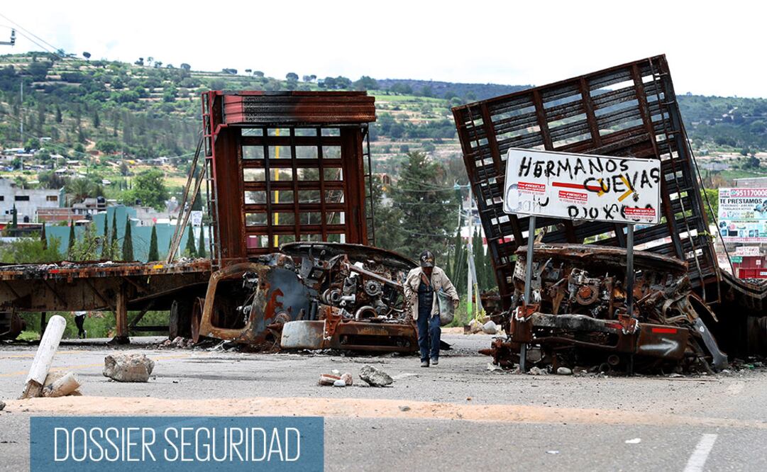 En el lugar de la refriega todavía se pueden observar los restos de cuatro vehículos particulares, un camión de pasajeros, dos de transporte de carga y dos plataformas de tráiler (Fotos: VALENTE ROSAS)