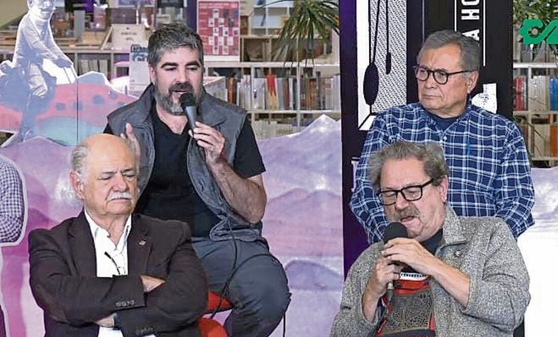 El director del FCE entregó cuentas por televisión acompañado con parte de su equipo. Foto: Especial