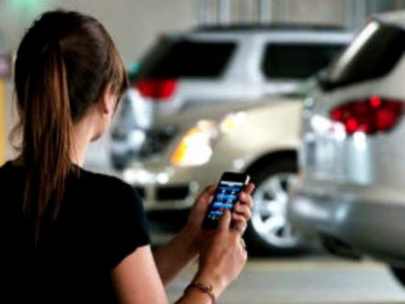 ¿Qué prefiere un joven: un celular o un coche?