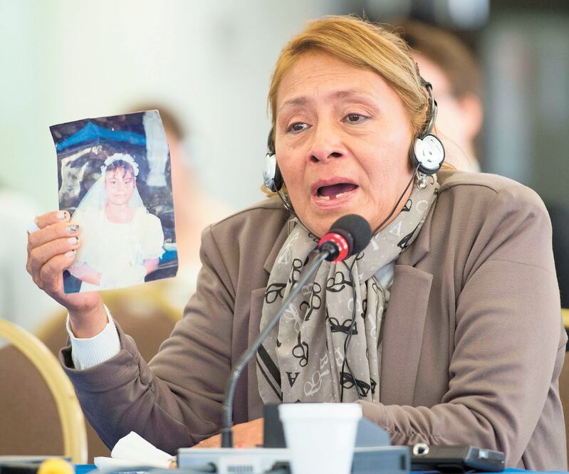 La ecuatoriana Petita Albarracín mostró una fotografía de su hija, Paola del Rosario Guzmán Albarracín, en una audiencia en la Comisión Interamericana de Derechos Humanos (CIDH) en Washington en 2015 sobre la muerte de la menor. (Centro de Derechos Reprod