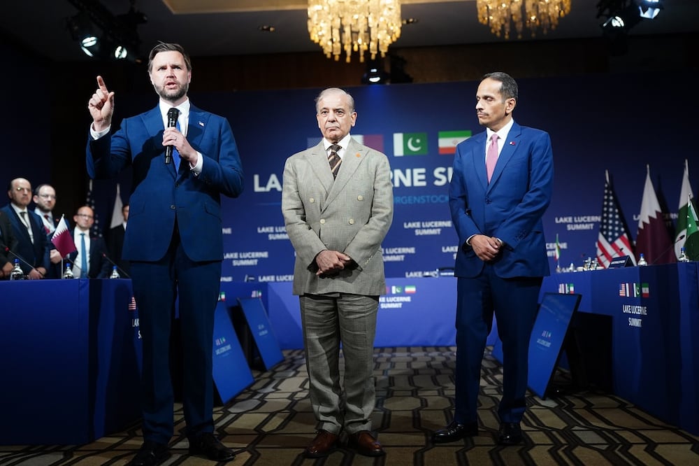 El vicepresidente estadounidense, JD Vance, habla acompañado del primer ministro paquistaní, Shehbaz Sharif, y el premier qatarí Mohammed bin Abdulrahman, en Bürgenstock, Suiza. FOTO: AP