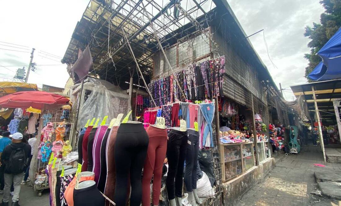 Comerciantes reanudan actividades tras incendio en alcaldía Cuauhtémoc (09/07/2025). Foto: Juan Carlos Williams / EL UNIVERSAL