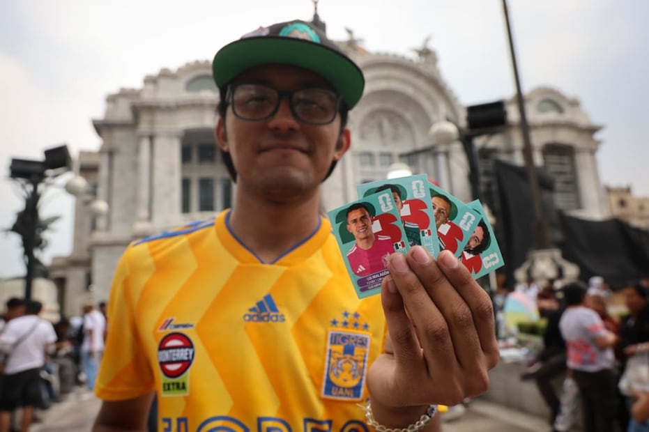 Yahir Díaz portando el jersey de Tigres de la UANL y mostrando sus estampas de la Selección Mexicana. Foto: Luis Camacho