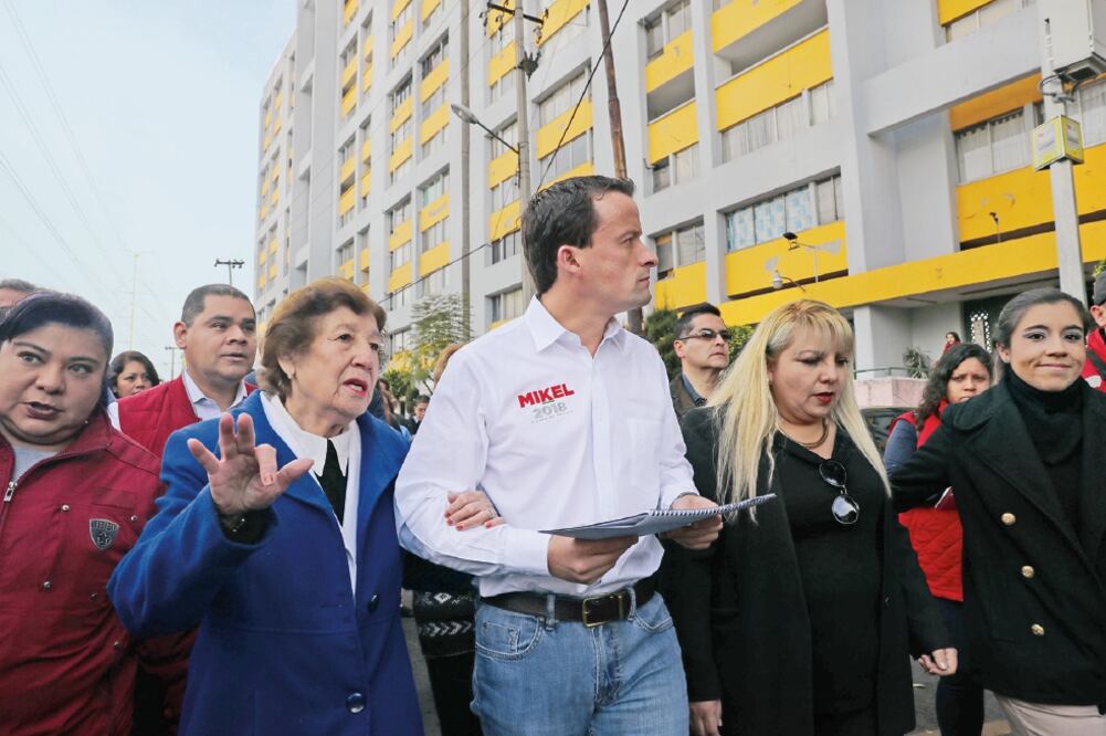 Mikel Arriola Peñalosa recorrió las unidades de Tlatelolco y planteó frente a vecinos una rehabilitación integral de la zona que incluiría alumbrado público ()