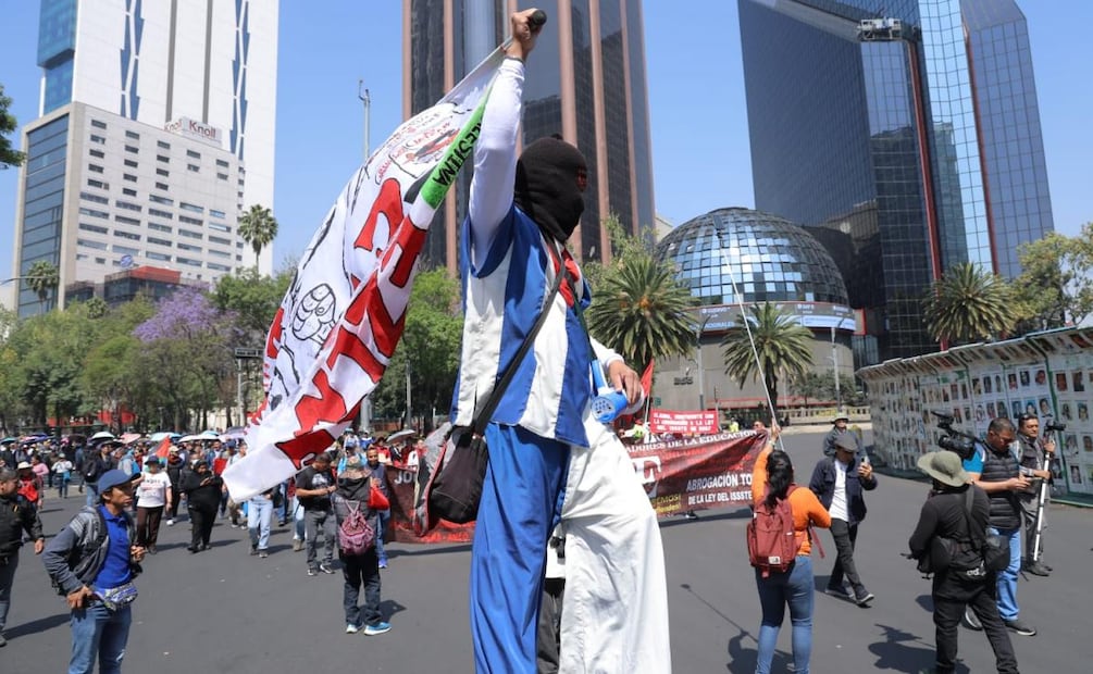 Inicia la movilización de integrantes de la CNTE sobre paseo de la Reforma con rumbo al zócalo capitalino (18/03/2026). Foto: Gabriel Pano / EL UNIVERSAL
